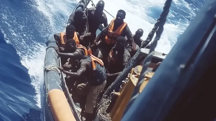 Veleiro fica encalhado e encontra piratas - o que a tripulação faz para sobreviver surpreende a todos!