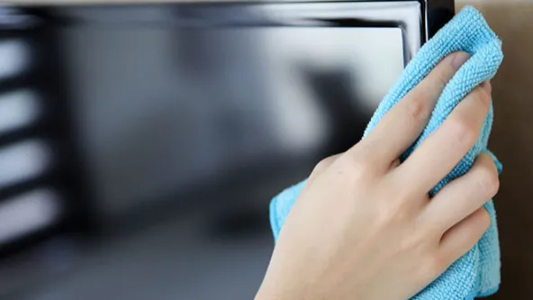 So bekommst du deinen Fernseher-, Computer- oder Laptopbildschirm absolut staubfrei!