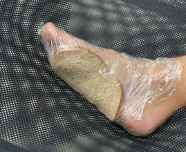 Das könnte passieren, wenn man sich eine Scheibe Brot um den Fuß wickelt! Wirst du es versuchen?