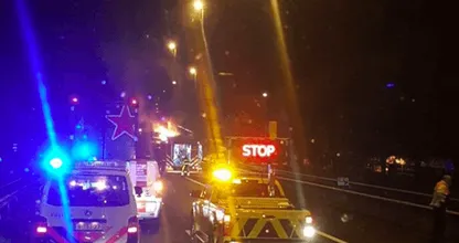 Verschrikkelijk.. A15 uren afgesloten na dodelijk ongeval met vrachtwagen