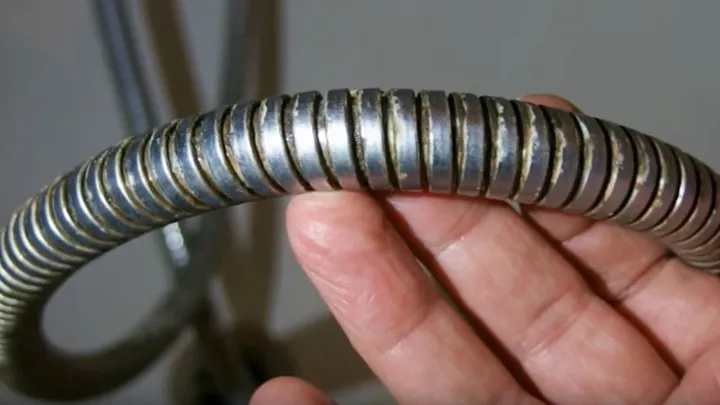 Verblüffender Trick: mit einem Kissenbezug einen strahlend sauberen Dusch-Schlauch.