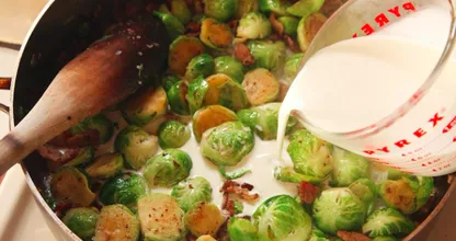 Das ist der Grund warum du Rosenkohl immer in Milch kochen solltest