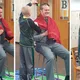 Schulleiter rasiert seinen Kopf um gemobbten Schüler zu unterstützen