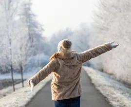 Om deze 6 redenen is wandelen in de winter extra goed voor je