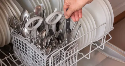 Hoe zet jij je bestek in de vaatwasser? ZO moet het! Bijna iedereen doet dit fout!