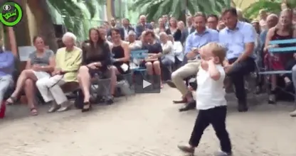 VIDEO: dit jongetje moet de ringen van het huwelijkspaar dragen, maar heeft er zo te zien niet zo'n zin in. Haha!