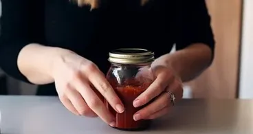 Das Glas entriegeln: Ein einfacher Trick, von dem Sie wünschen werden, dass Sie ihn früher kennen!