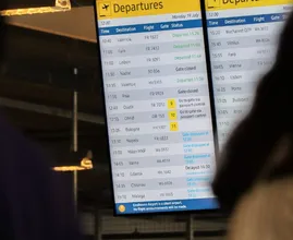 Nog altijd druk op Schiphol, maar luchthaven verwacht verbetering