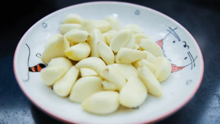 Hai uno spicchio d'aglio avanzato? Ecco come coltivare il tuo aglio