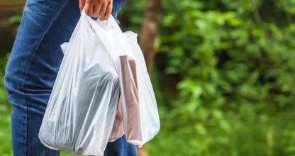 Berg rondslingerende plastic tassen makkelijk op met dit trucje