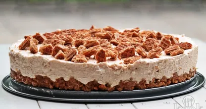 Magst du Honigwaffeln? Für diese cremige Honigwaffeltorte brauchst du noch nicht einmal einen Ofen!