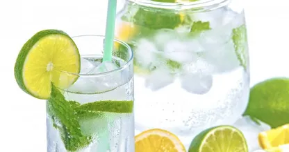 Was hilft wirklich bei Hitze: Warmes oder Kaltes trinken?