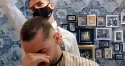 Peluquero se afeita el cabello en solidaridad con un paciente con cáncer