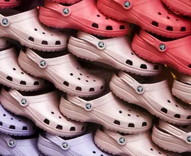 Häh? Den bekannten Crocs wurde dieses Make-over verpasst, nicht wieder zuerkennen!