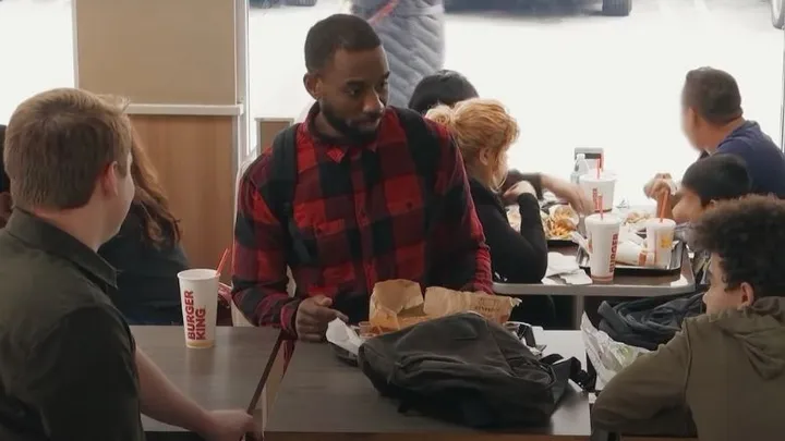 Adolescentes praticam bullying contra garoto no Burger King e não percebem o homem no banco