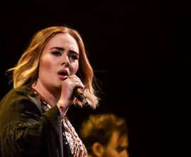 Adele verbaast volgers met spraakmakende bikinifoto