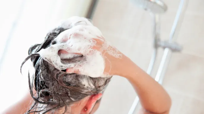 Du wäschst dein Haar erst mit Shampoo und danach mit Spülung? Andersrum ist viel wirkungsvoller.