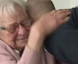 Te lief: eenzaam oud vrouwtje is dolgelukkig met een knuffel