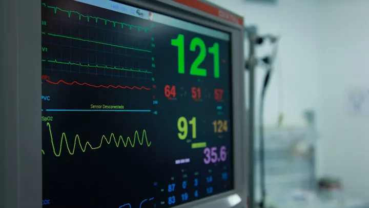 Un hombre acude al hospital para hacerse un chequeo y el médico mira su radiografía y le susurra: "Lo siento"