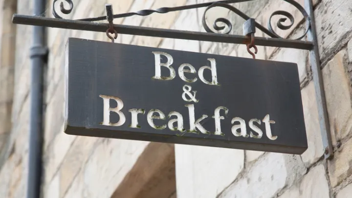 Kijkers in shock door graftombe-kamer in Bed & Breakfast