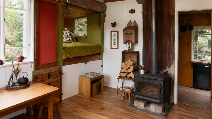 Este artista vive solo en una cabaña aislada en plena naturaleza — ¡El interior te dejará boquiabierto!
