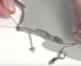 Mit dieser Technik löst du kleine Knoten in deiner Halskette mühelos!