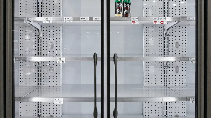 あるウェイトレスが食事を提供したホームレスの正体を知り絶句…