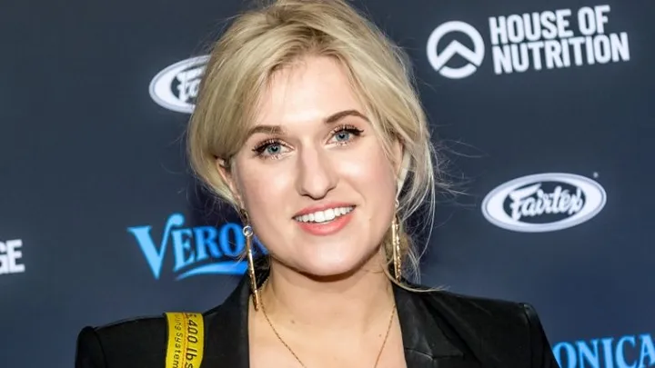 Britt Dekker trakteert Instagram-volgers op kiekje van afgetrainde lichaam