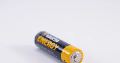 Dit is waarom je een batterij nooit in de prullenbak moet gooien