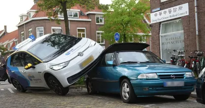 Lesauto belandt bovenop geparkeerde auto door verkeerde pedaal