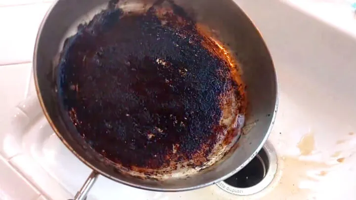 Zo maak je een aangebrande pan schoon, hij is weer als nieuw!