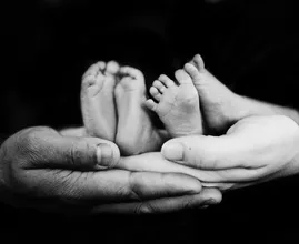 Tweelingzussen bevallen op dezelfde dag, dokter is verbaasd wanneer hij de baby's ziet