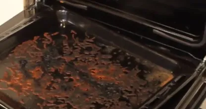 Wusstest du nicht, dass sich das klebrige Backblech mit nur einem Handgriff von alleine säubern kann?