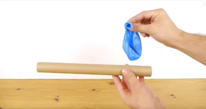 Hij doet paaseitjes in een ballon en maakt er dan iets geweldigs van!