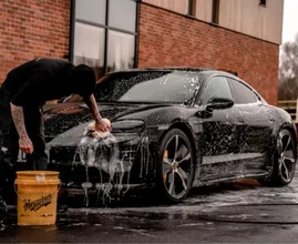 Wat is beter: zelf je auto wassen of naar de wasstraat gaan?