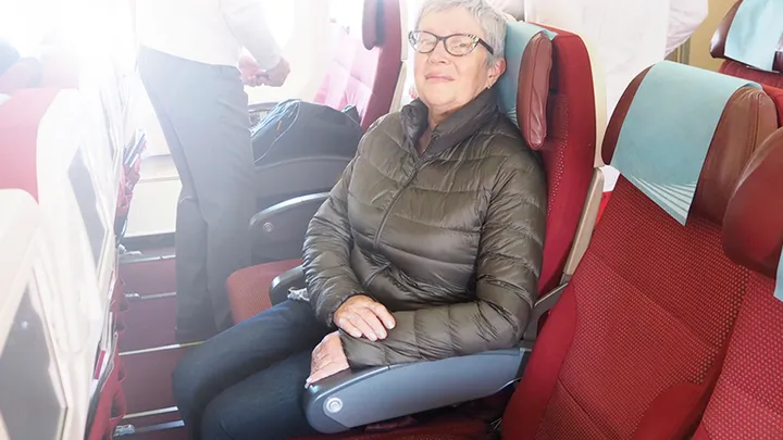 Elderly woman (89) is rejected from business class, but then they find out who she really is