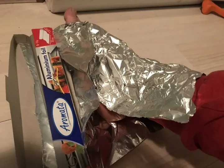 Envuelve tus pies en papel aluminio