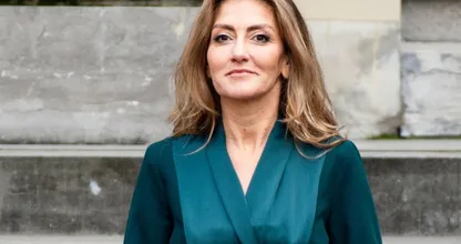 Minister Yesilgöz knipt haarlok af om Iraanse vrouwen te steunen