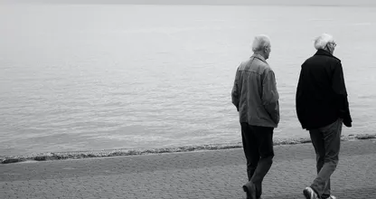 Zwei ältere Männer vermuten, dass sie bei der Geburt vertauscht worden sind