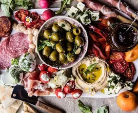 Die wirklich leckerste Antipasti mit würzigem Auberginen-Dip! Wer bekommt da keinen Appetit!