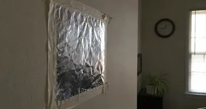 Die Menschen kleben Aluminiumfolie an ihre Wände - und das Ergebnis kann Ihnen eine Menge Arbeit und Geld sparen