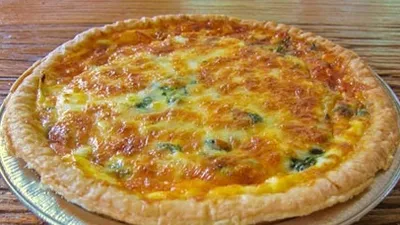 Heute noch kein Abendessen bedacht? Vielleicht ist es zeit für eine herzhafte Ziegenkäsetorte mit Porree und Speck!