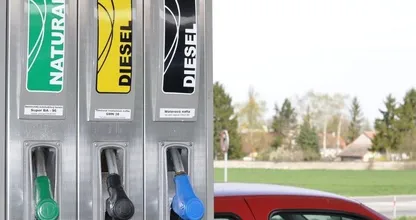 Benzineprijs breekt weer nieuw record: 2,15 euro per liter