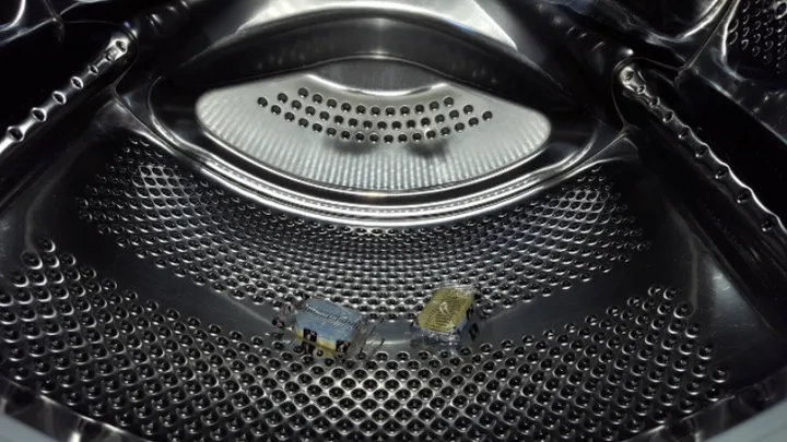 Hein?! Une tablette lave-vaisselle dans la machine à laver? Cette astuce est vraiment facile et super pratique!