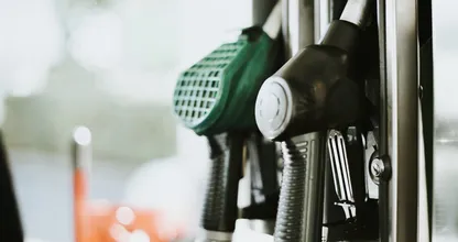 Wat gebeurt er met je benzineauto als je per ongeluk diesel tankt?