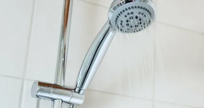6 onverwachte douchefouten die je huid beschadigen