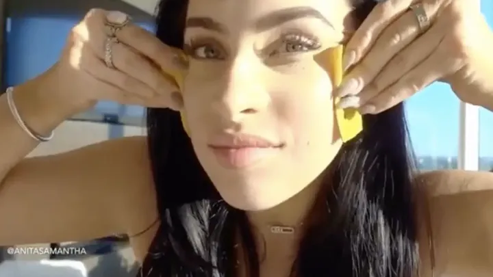 Diese Frau reibt jeden Tag eine Bananenschale über ihr Haar und Gesicht und das hier ist der erstaunliche Grund!