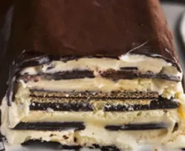 Dieser Minze-Schokoladen Eiskuchen a là After Eight Schokolade ist so cremig! Den MUSST du probieren!