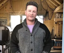 Do you recognize him? THIS is what Jamie Oliver looked like back in the day!