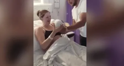 VIDEO: Vriend geeft pasgeboren baby aan de moeder, ze schrikt zich kapot als ze het rompertje leest!